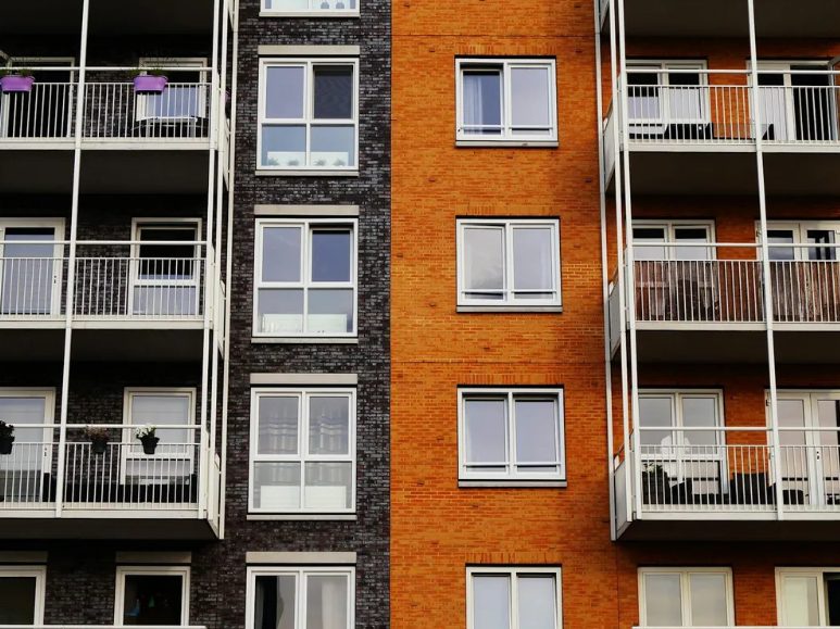 Mijn schoonvader gaf ons het perfecte huis – Toen ik zijn gesprek met mijn man hoorde, liet ik hem het meteen intrekken.