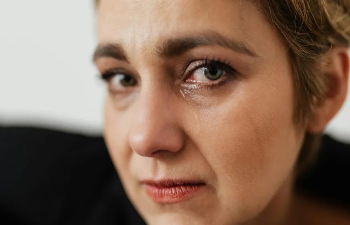 Mij n stiefdochter gaf me een auto voor mijn 55e verjaardag – toen ik het handschoenenkastje opende, werd ik lijkbleek.