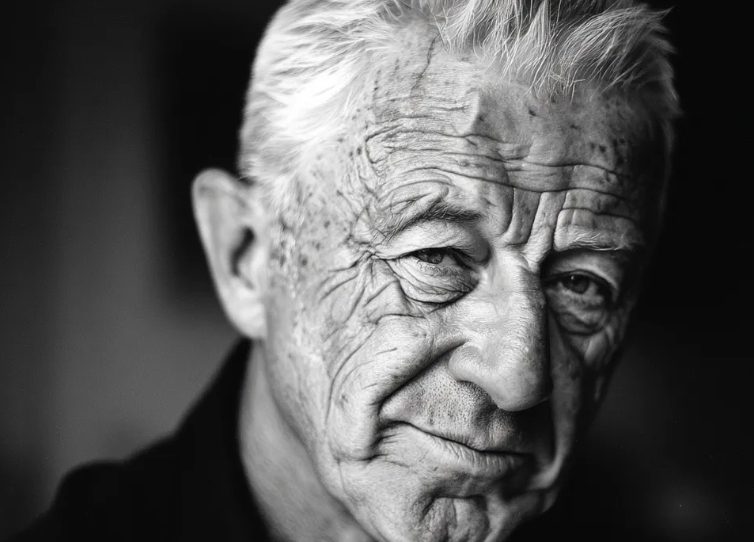 Mijn dochter nam hem, een 63-jarige vriend, gewoon om mij uit mijn eigen huis te duwen.