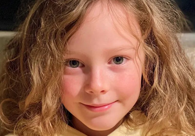 Tijdens mijn bruiloft zei mijn zevenjarige dochter huilend: “Mama, kijk naar papa’s arm! Ik wil geen nieuwe papa!” – Wat ik zag, maakte me sprakeloos.