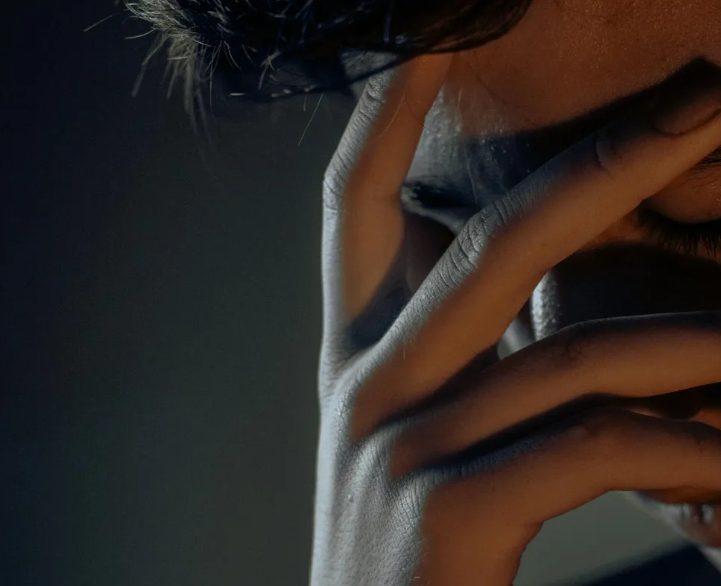 Mijn moeder liet me in de steek voor geld – Jaren later kwam ze op haar knieën terug