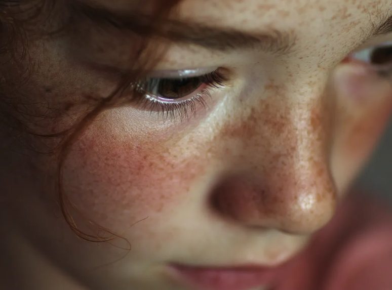 Mijn moeder liet me in de steek voor geld – Jaren later kwam ze op haar knieën terug