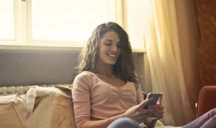 “Mijn zus kopieerde mijn hele leven – totdat de waarheid aan tafel werd onthuld”