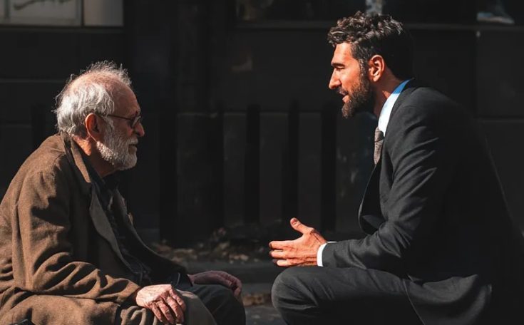 “Een onverwachte ontmoeting op straat onthulde de waarheid over mijn verleden — en vernietigde alles wat ik dacht te weten”
