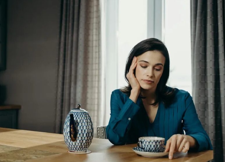 “Mijn verloofde gooide het speelgoed van mijn dochter weg — maar de echte dreiging bleek niet de spullen te zijn, maar onze vrijheid.”