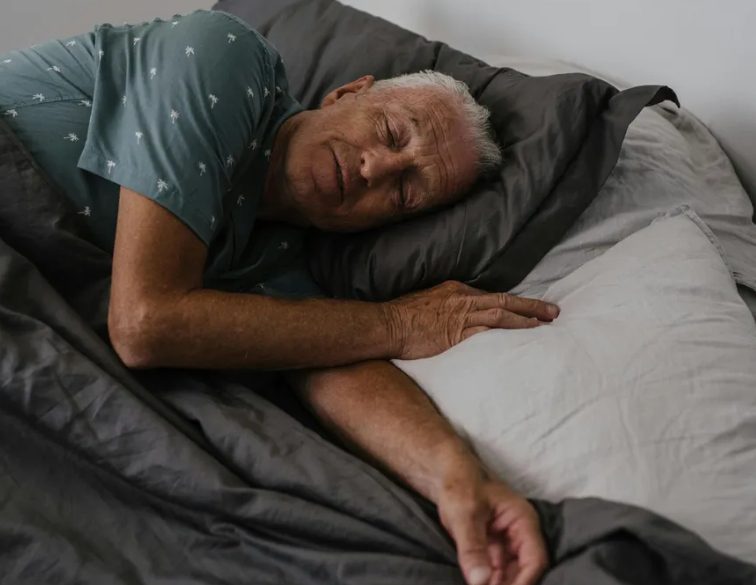 Een vergeten man ging zitten voor een ongerepte kalkoenmaaltijd — Totdat een beveiligingsbeambte ingreep.