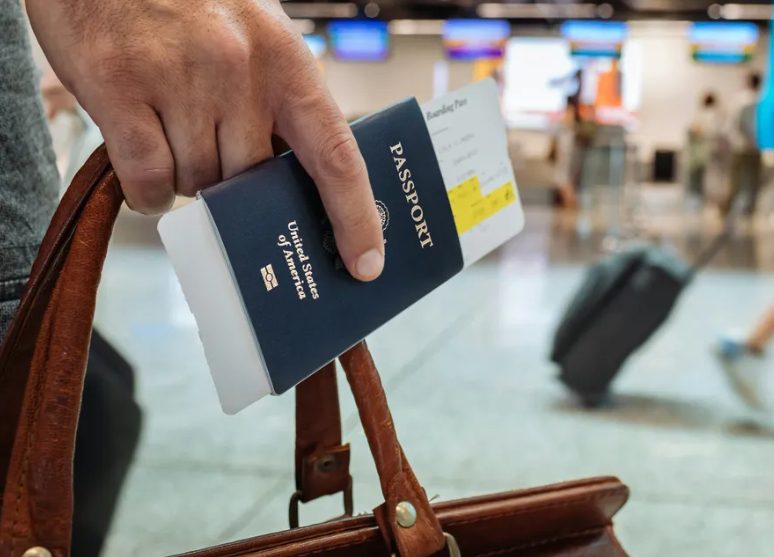 Mijn man upgrade in het geheim naar eerste klas en liet mij in economy class achter met onze tweelingbaby’s – Hij zag de karma niet aankomen