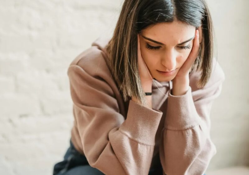 Een glamoureuze vrouw bespotte mij omdat ik serveerster was – Daarna sloeg haar man op tafel en het hele restaurant werd stil