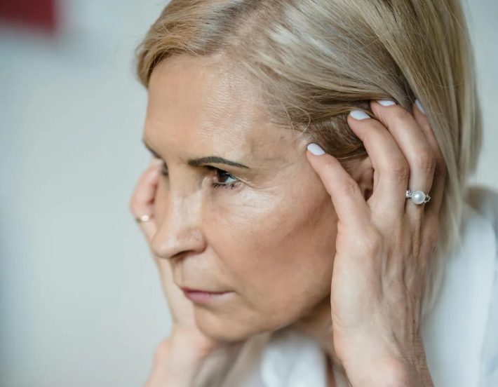 Mijn oom was net vrijgelaten, en terwijl de hele familie zich van hem afkeerde, was het alleen mijn moeder die haar armen opende om hem te ontvangen.