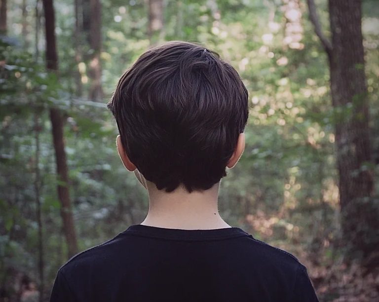 Mijn zoon verdwaalde in het bos — Toen ik hem vond, zei hij: "Papa, er is een hut met een kind dat binnen huilt!"