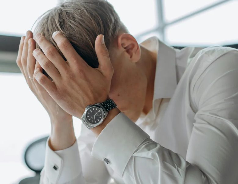 Mijn man verhuisde naar de logeerkamer omdat hij zei dat ik snurkte – maar ik stond versteld toen ik ontdekte wat hij daar eigenlijk deed.