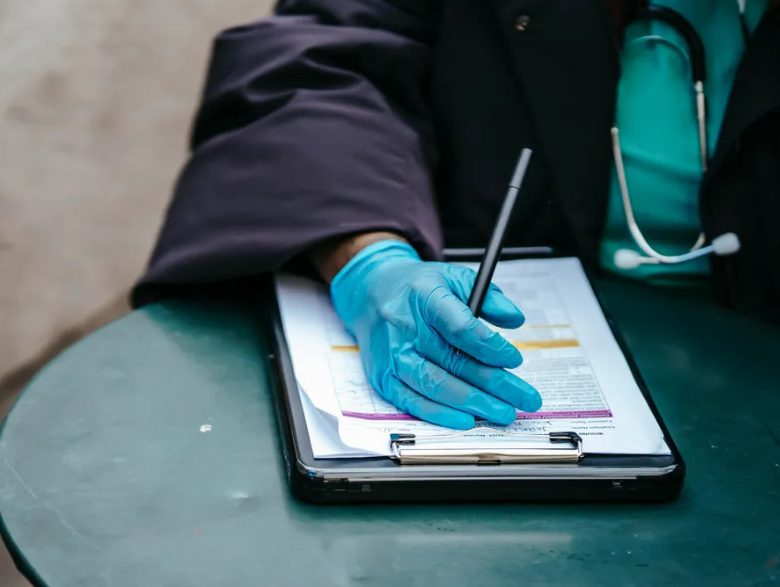 Een vergeten man ging zitten voor een ongerepte kalkoenmaaltijd — Totdat een beveiligingsbeambte ingreep.