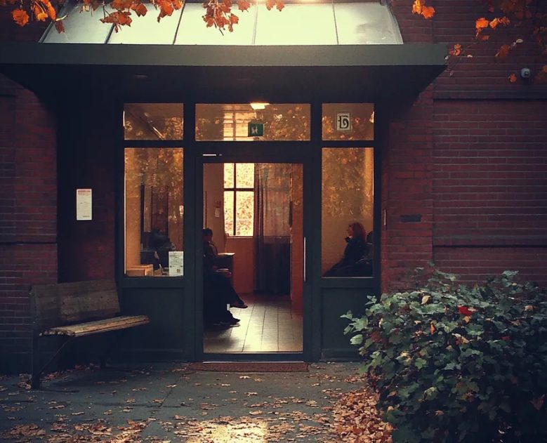 Mijn zoon verdwaalde in het bos — Toen ik hem vond, zei hij: "Papa, er is een hut met een kind dat binnen huilt!"