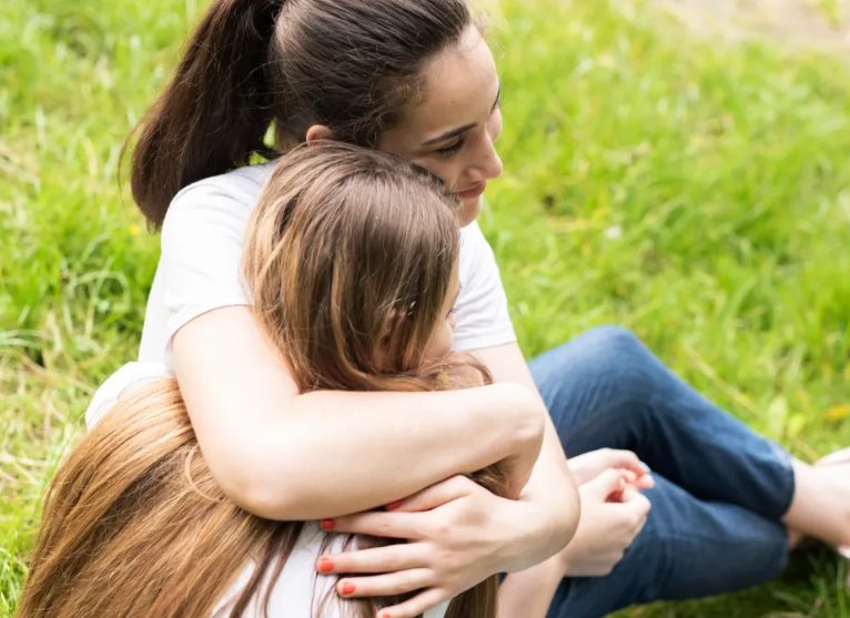 Ik adopteerde de dochter van mijn beste vriendin na haar plotselinge dood – Toen het meisje 18 werd, zei ze tegen mij: “Je moet je koffers pakken!”
