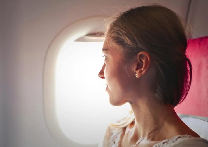 Een verwende vrouw liet haar hond op de vloer van de luchthaven zijn behoefte doen en beval het personeel onbeschoft om het schoon te maken – Dus gaf ik haar een onvergetelijke les