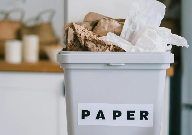 Mijn schoonmoeder vernietigde mijn koptelefoon toen ze me tijdens mijn bruiloft in het zwembad duwde – Dat had ze niet zien aankomen