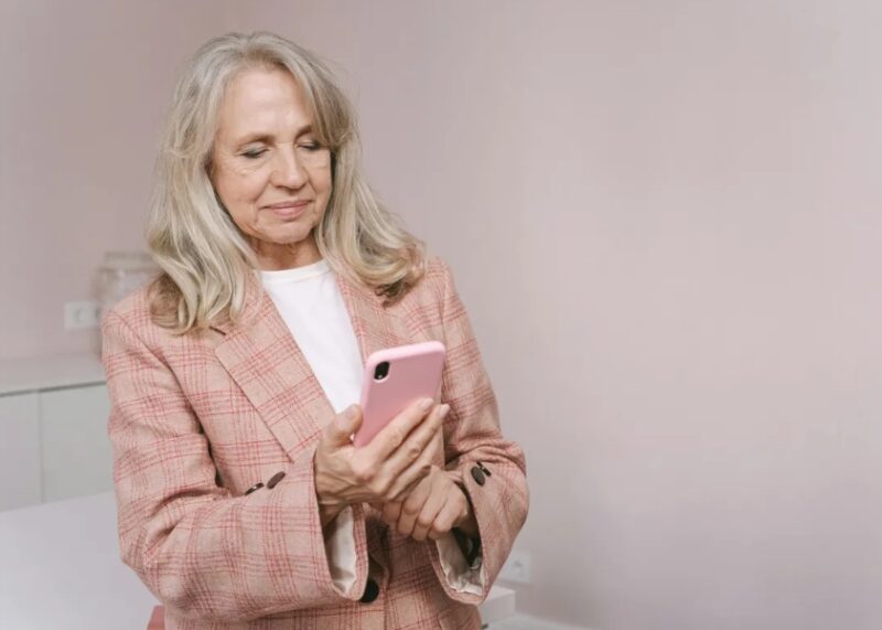 Mijn schoonmoeder vernietigde mijn koptelefoon toen ze me tijdens mijn bruiloft in het zwembad duwde – Dat had ze niet zien aankomen