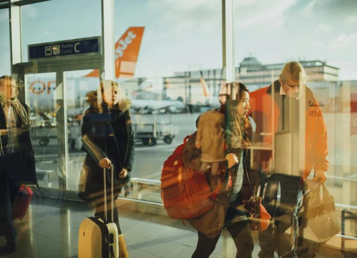 Een verwende vrouw liet haar hond op de vloer van de luchthaven zijn behoefte doen en beval het personeel onbeschoft om het schoon te maken – Dus gaf ik haar een onvergetelijke les