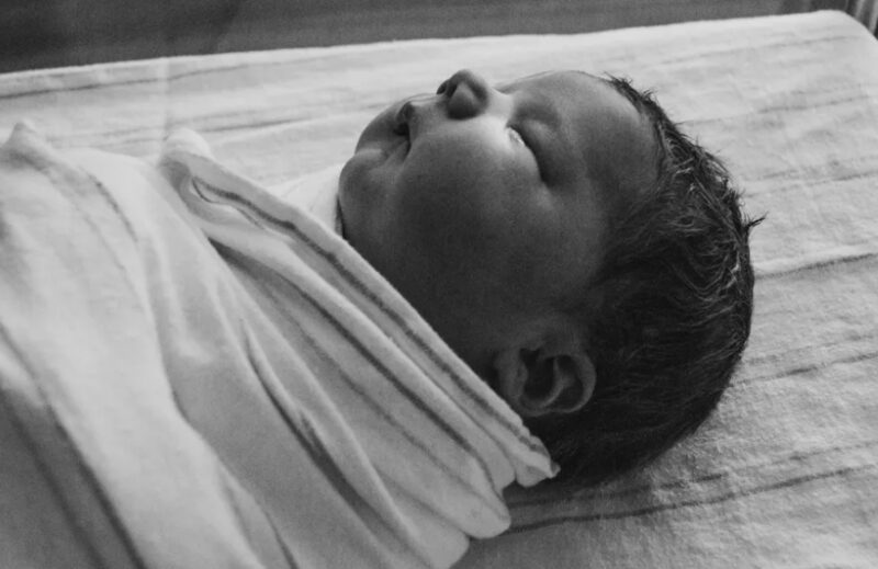 Mijn zus adopteerde een meisje – Zes maanden later verscheen ze bij mij thuis met een DNA-test en zei: "Dit meisje is niet van ons."