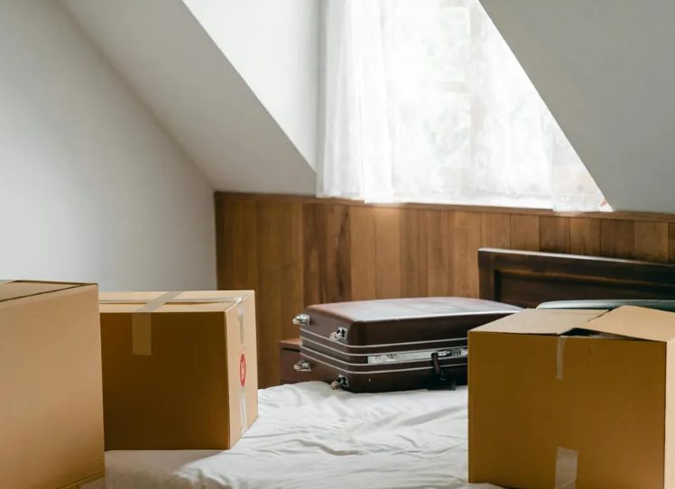 Mijn schoonzoon liet zijn kind bij mij achter – 22 jaar later kwam hij terug en was verbaasd een leeg en verlaten huis aan te treffen.