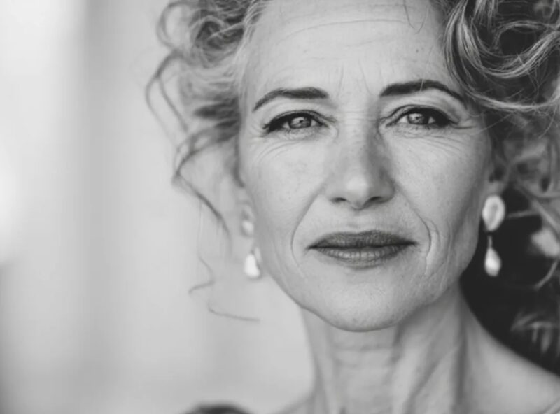 Ik droeg een tweedehands jurk naar een bruiloft – Mensen lachten stiekem, maar daarna stond de moeder van de bruidegom op en liet me sprakeloos achter.