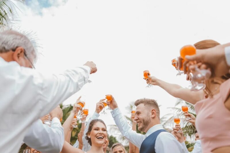 Ik droeg een tweedehands jurk naar een bruiloft – Mensen lachten stiekem, maar daarna stond de moeder van de bruidegom op en liet me sprakeloos achter.