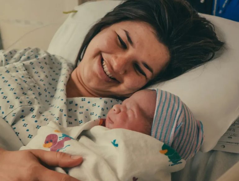 Ik adopteerde de dochter van mijn beste vriendin na haar plotselinge dood – Toen het meisje 18 werd, zei ze tegen mij: “Je moet je koffers pakken!”