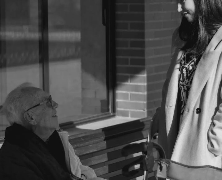 Mijn man upgrade in het geheim naar eerste klas en liet mij in economy class achter met onze tweelingbaby’s – Hij zag de karma niet aankomen