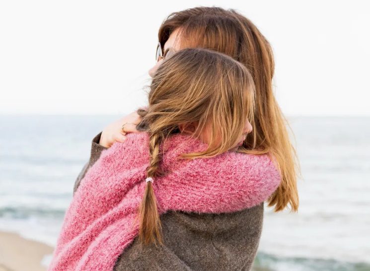 Ik adopteerde de dochter van mijn beste vriendin na haar plotselinge dood – Toen het meisje 18 werd, zei ze tegen mij: “Je moet je koffers pakken!”