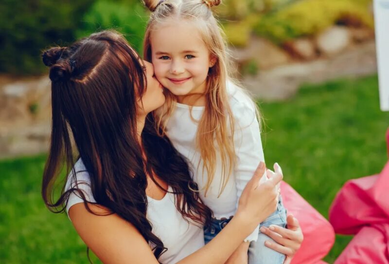 Mijn zus adopteerde een meisje – Zes maanden later verscheen ze bij mij thuis met een DNA-test en zei: "Dit meisje is niet van ons."