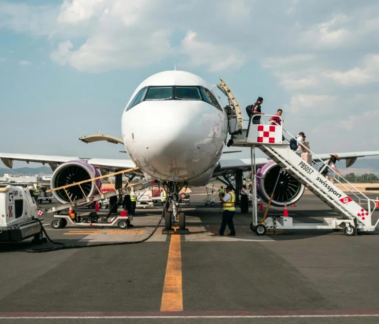 Een verwende vrouw liet haar hond op de vloer van de luchthaven zijn behoefte doen en beval het personeel onbeschoft om het schoon te maken – Dus gaf ik haar een onvergetelijke les
