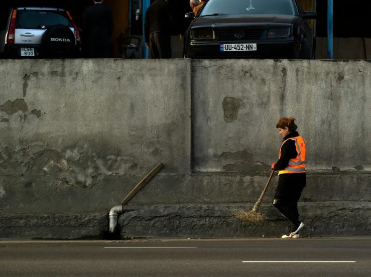 Een arrogante moeder lachte mijn grootmoeder uit omdat ze schoonmaker op school was – Minuten later leerde ze een les die ze nooit zal vergeten.