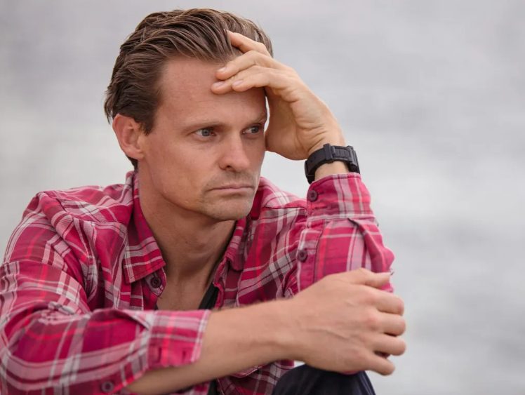 Een vergeten man ging zitten voor een ongerepte kalkoenmaaltijd — Totdat een beveiligingsbeambte ingreep.