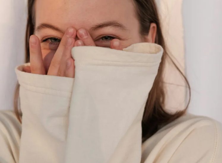 Mijn schoonmoeder vernietigde mijn koptelefoon toen ze me tijdens mijn bruiloft in het zwembad duwde – Dat had ze niet zien aankomen