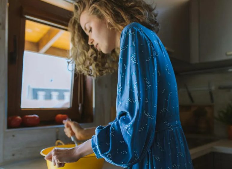 Mijn schoonmoeder vroeg de vrouwen in haar familie om wit te dragen op mijn bruiloft — ze verwachtte dat ik zou instorten, maar mijn toespraak liet iedereen sprakeloos achter.