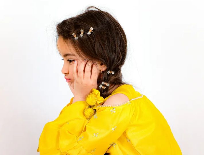 Op haar verjaardagsfeest bespotte de nieuwe vrouw van mijn zoon het cadeau dat mijn kleindochter haar gaf – maar ze kreeg spijt toen ik het mijne gaf