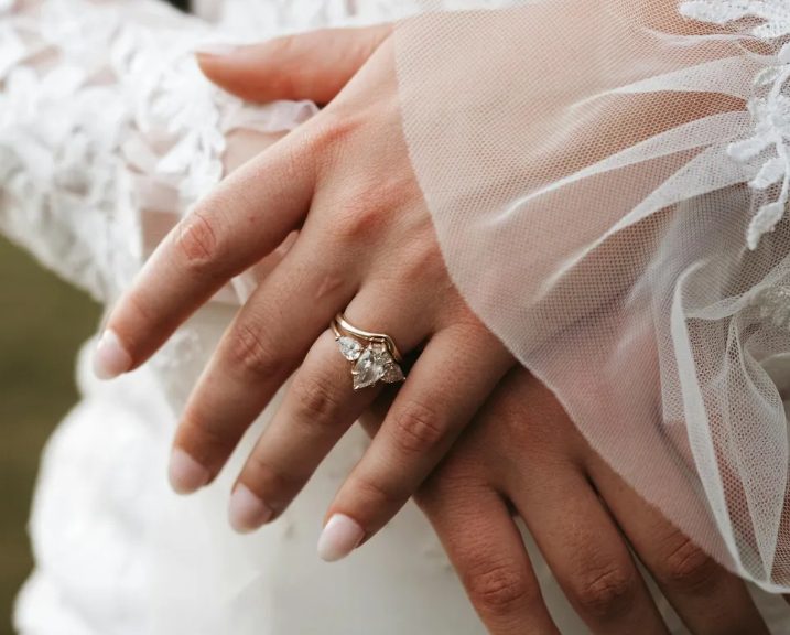 Mijn schoonmoeder vroeg de vrouwen in haar familie om wit te dragen op mijn bruiloft — ze verwachtte dat ik zou instorten, maar mijn toespraak liet iedereen sprakeloos achter.