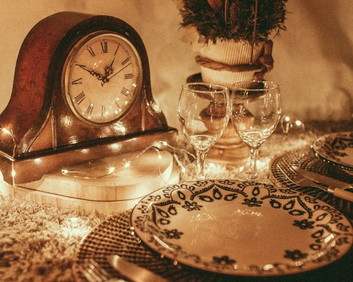 Op Valentijnsdag bespot een man zijn vrouw vanwege de vuile borden en negeert hij haar cadeau: hij opent het na haar dood