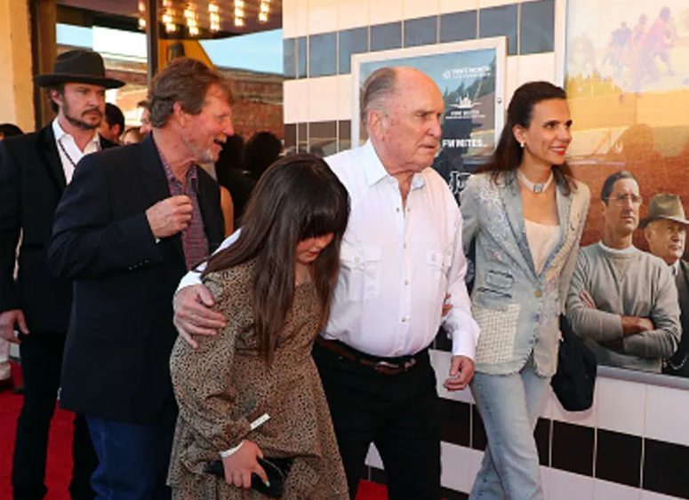De gerenommeerde acteur Robert Duvall is op 95-jarige leeftijd overleden — Zijn liefdesverhaal met Luciana Pedraza, zijn Argentijnse echtgenote die 41 jaar jonger is.