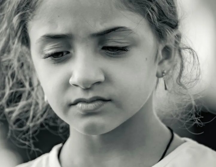 Op haar verjaardagsfeest bespotte de nieuwe vrouw van mijn zoon het cadeau dat mijn kleindochter haar gaf – maar ze kreeg spijt toen ik het mijne gaf