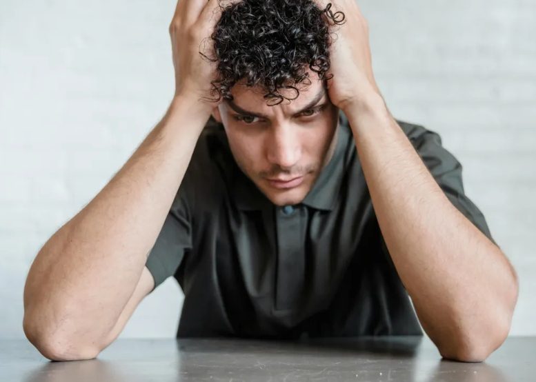 Mijn man verhuisde naar de logeerkamer omdat hij zei dat ik snurkte – maar ik stond versteld toen ik ontdekte wat hij daar eigenlijk deed.