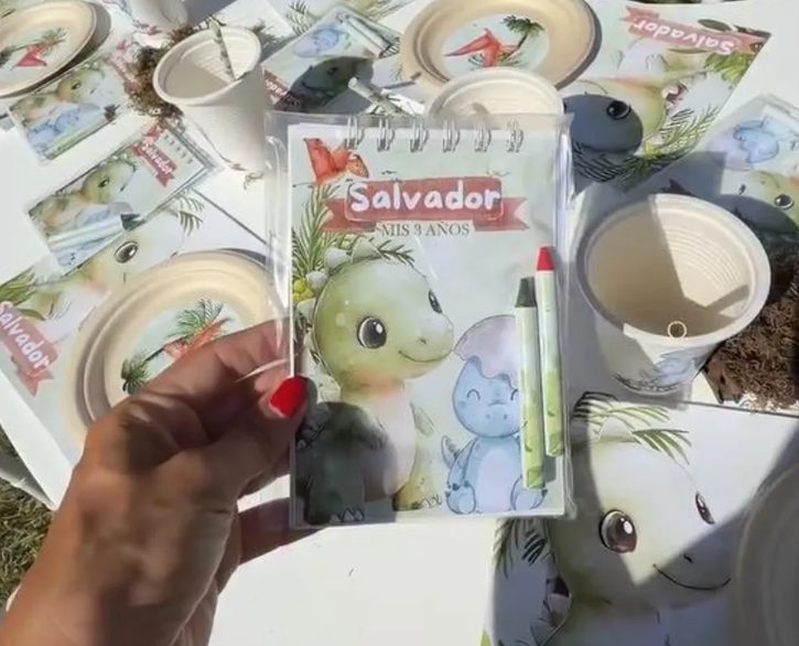 Het zoete dinosaurusfeest van Salvador, zoon van Barbie Vélez en Lucas Rodríguez, die 3 jaar werd