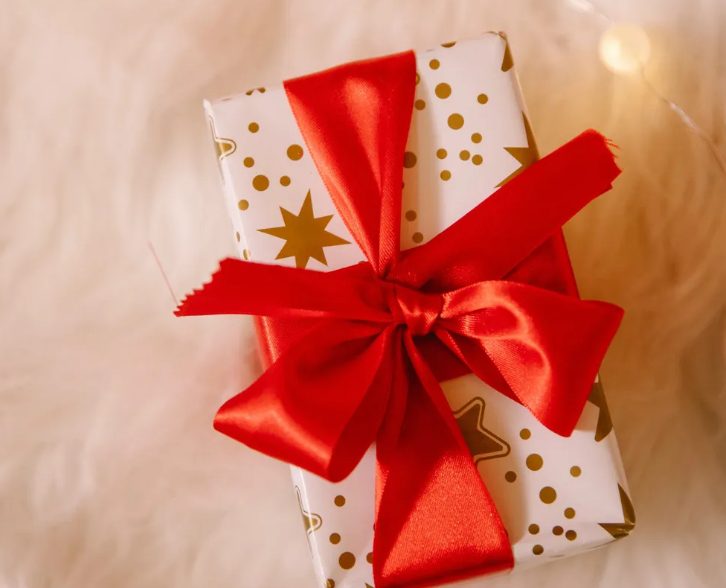 Op Valentijnsdag bespot een man zijn vrouw vanwege de vuile borden en negeert hij haar cadeau: hij opent het na haar dood