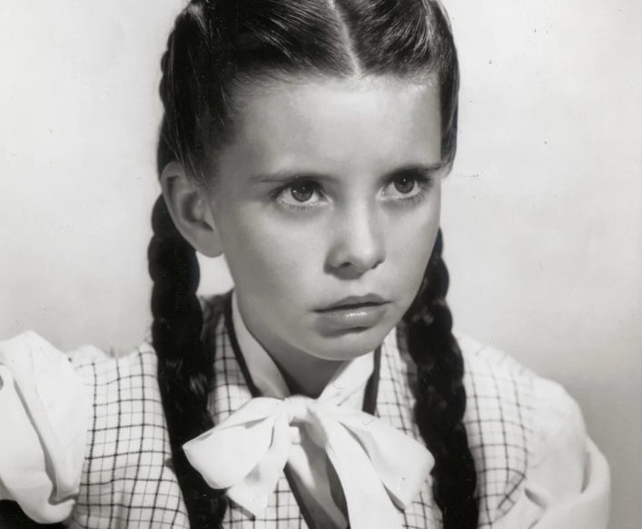 Deze 89-jarige vrouw was een beroemde kindster die vocht om dat label achter zich te laten – Wie is zij?