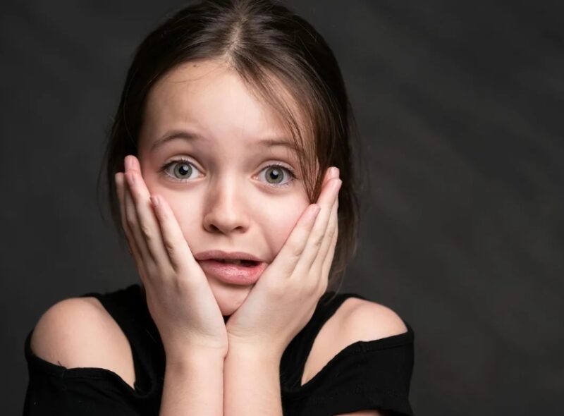 Een glamoureuze vrouw bespotte mij omdat ik serveerster was – Daarna sloeg haar man op tafel en het hele restaurant werd stil