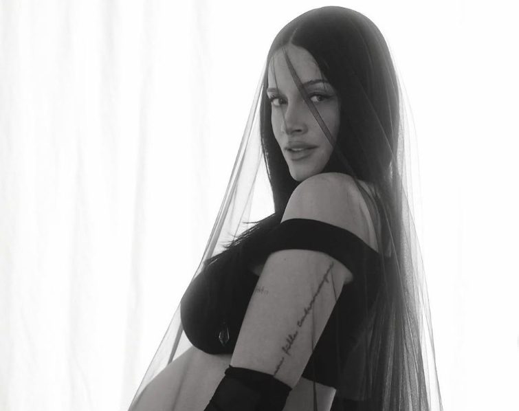 Oriana Sabatini verraste met een gotische look terwijl ze poseerde met haar zeven maanden zwangere buik — Foto’s