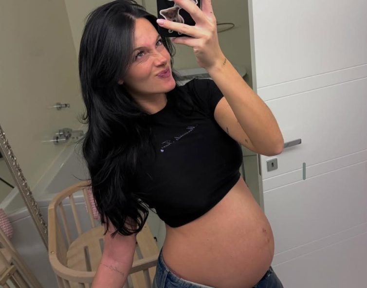 Oriana Sabatini verraste met een gotische look terwijl ze poseerde met haar zeven maanden zwangere buik — Foto’s