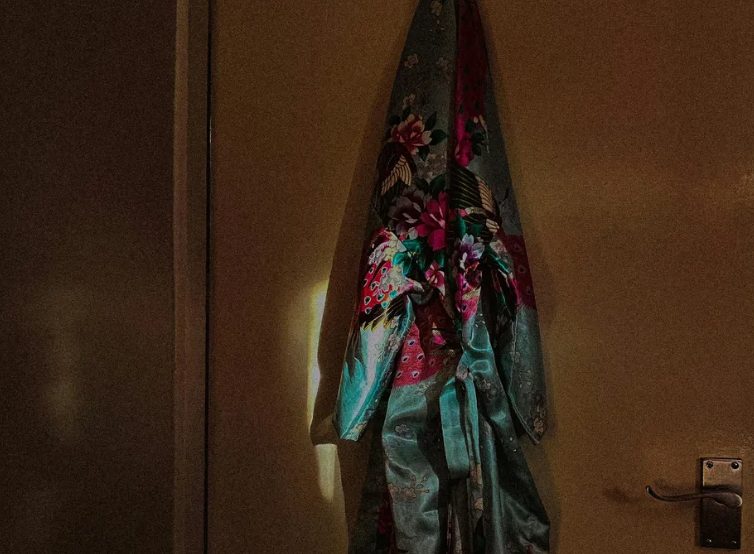 Mijn schoonmoeder vernietigde mijn koptelefoon toen ze me tijdens mijn bruiloft in het zwembad duwde – Dat had ze niet zien aankomen
