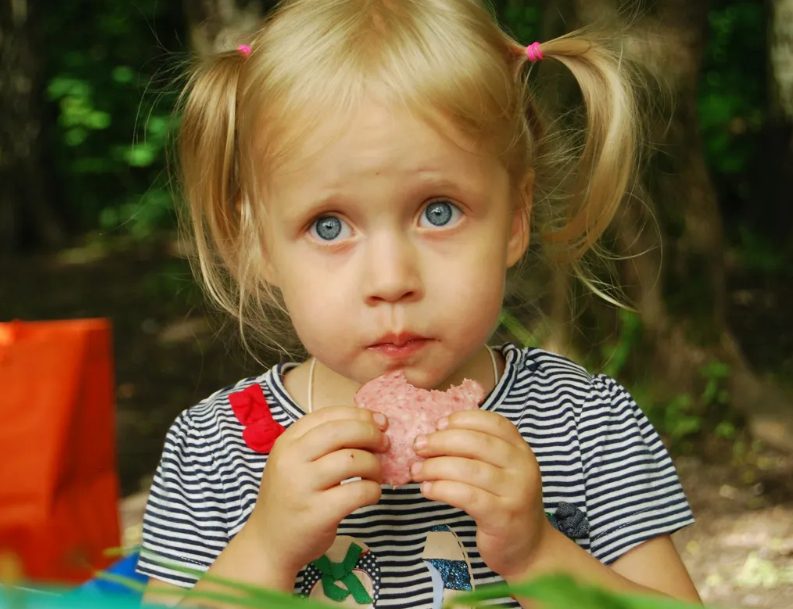 Mijn zus adopteerde een meisje – Zes maanden later verscheen ze bij mij thuis met een DNA-test en zei: "Dit meisje is niet van ons."