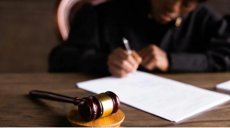 Mijn man vertrok elke zaterdag om 7 uur ’s ochtends om de 8-jarige zoon van zijn overleden vriend te coachen – maar toen de jongen me een briefje toestopte, zakte ik door mijn knieën.
